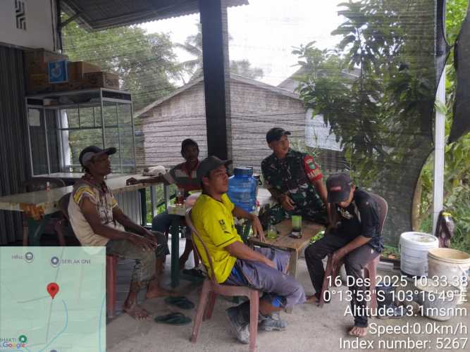 Babinsa membangun kesadaran kebersihan lingkungan di musim penghujan: