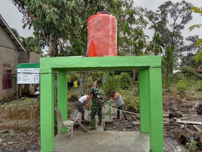 Personel Koramil 01/Tembilahan Dampingi Pembuatan Sumur Bor TMMD Ke-123 di Desa Karya Tunas Jaya