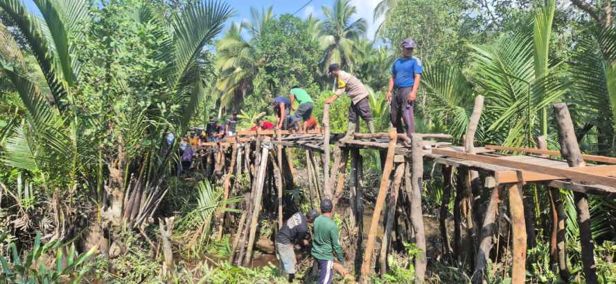 Polsek Pelangiran Inisiasi Gotong Royong Perbaikan Jembatan Kanal Tengkorak, Perkuat Sinergi Polri dan Masyarakat