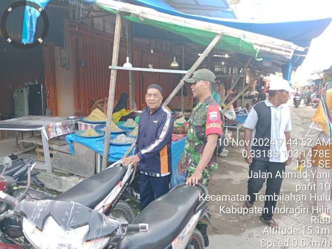 Tingkatkan Mutu Pasar, Serda Ronal Manalu Lakukan Patroli Pasar