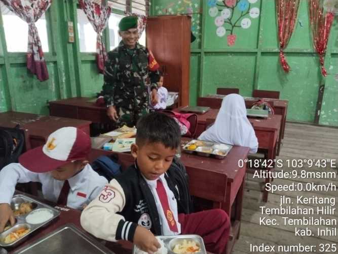 Kodim 0314/Inhil Sukses Gelar Program Makan Bergizi, Babinsa Sertu Jondri Sigap Kawal Distribusi