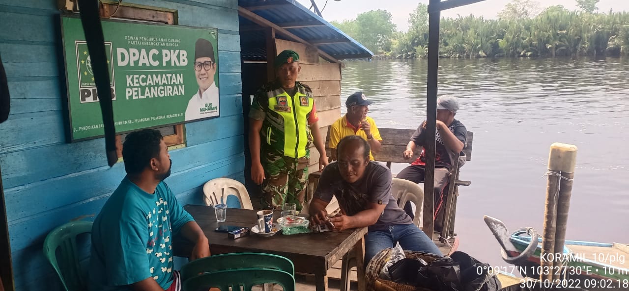 Koptu J.Manurung Babinsa Koramil 10/Pelangiran Lakukan Peran Apter di Pelabuhan