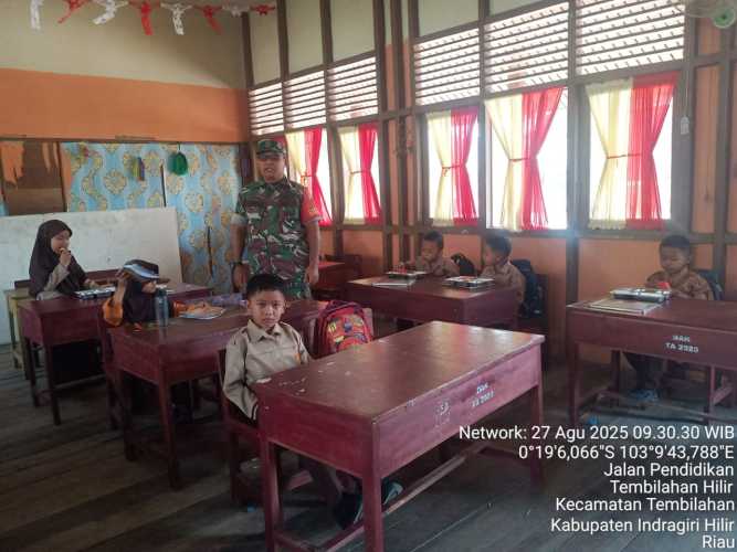 Babinsa Sertu Anton Dampingi Pendistribusian 2.923 Porsi Makanan Bergizi di Tembilahan