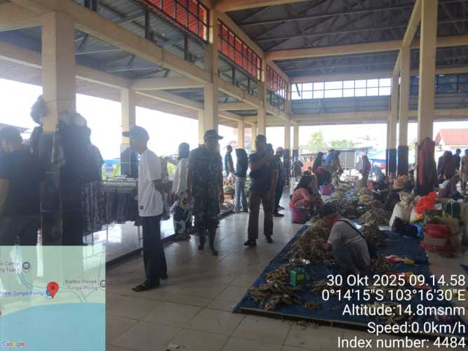 Babinsa Koramil 12/Batang Tuaka  Laksanakan Patroli Pasar, Wujud Nyata Dukungan terhadap Ekonomi Kerakyatan