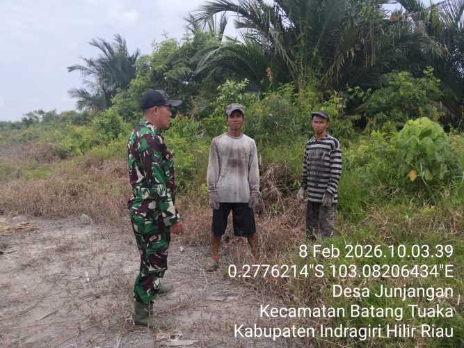 Babinsa Sungai Junjangan Perkuat Patroli Adaptif Cegah Karhutla