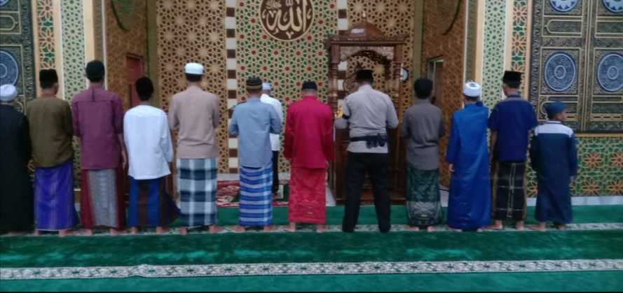 Personil Polsek Tembilahan Hulu Ikut Sholat Subuh dan Sampaikan Himbauan Cooling System