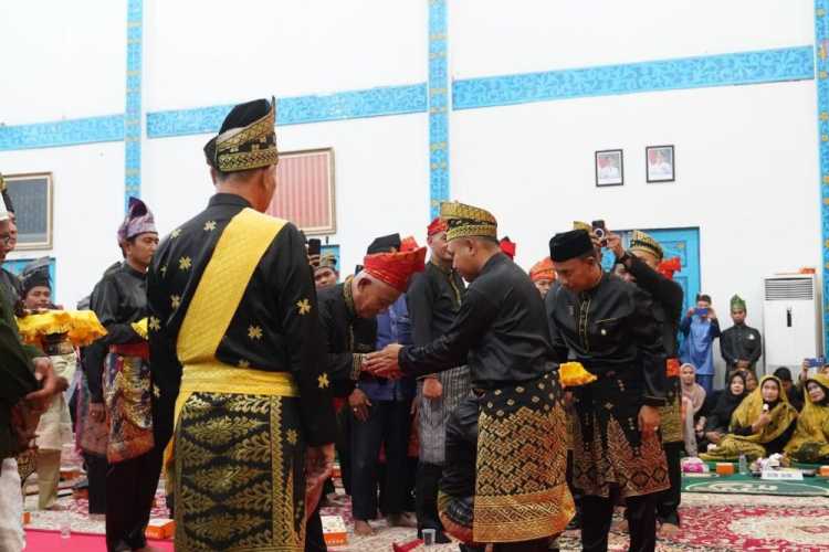 Jaga Marwah dan Keharmonisan: Pesan Gubernur Riau Saat Pengukuhan Laskar Hulubalang LAM Pelalawan