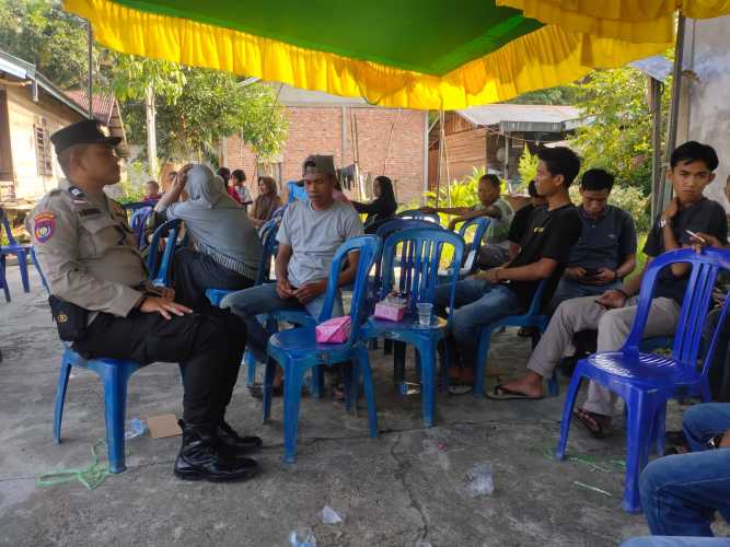 Polsek Keritang Melalui Bhabinkamtimas Desa Lintas Utara dan Pebenaan Turun Langsung Lakukan Cooling System