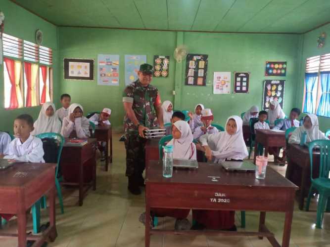 Sertu Anton mendistribusikan 2.923 porsi makanan bergizi kepada siswa-siswi di wilayah Tembilahan