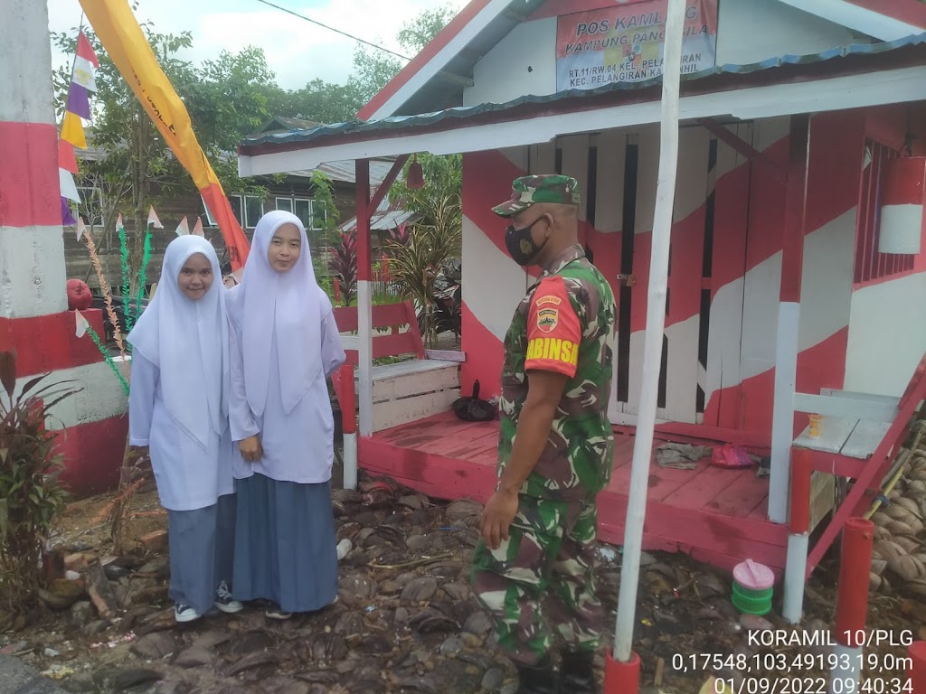Serda Mulyadi Babinsa Koramil 10/Pelangiran Mengenalkan Kampung Pancasila Kepada Pelajar