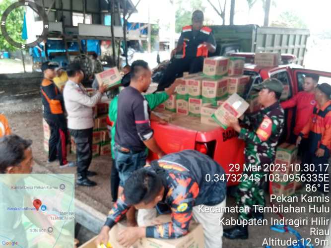 Babinsa Koramil 12/Batang Tuaka Bantu Penyaluran Logistik Bagi warga Terdampak Banjir