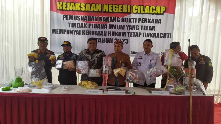 Kejaksaan Negeri Cilacap Musnahkan Barang Bukti Tindak Pidana Umum Yang Telah Mempunyai Kekuatan Hukum Tetap