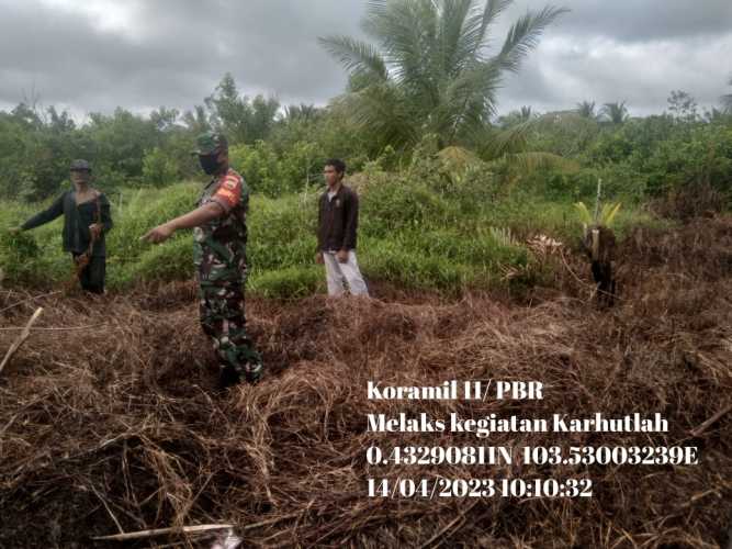 Pelda Rafli Mengecek Lahan Terbakar