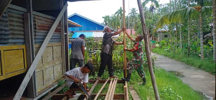 Babinsa Koramil 05/Gas,    Melaksanakan Program Bedah Rumah