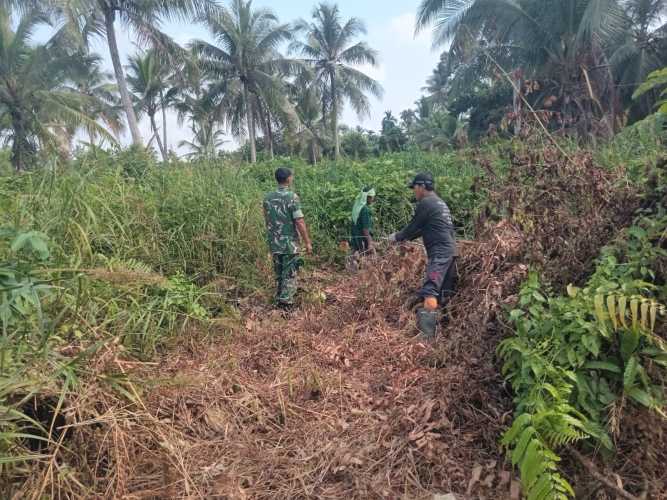 Babinsa Sungai Beringin Intensifkan Patroli Tapal Batas untuk Cegah Penyebaran Hotspot
