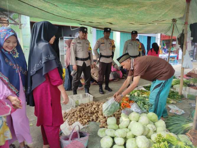 Polsek Kempas Sambangi Warga di Pasar, Ajak hadir ke TPS dan Jangan Golput.