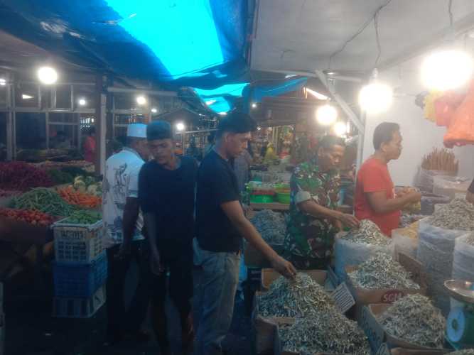 Babinsa Tembilahan Monitoring Harga Sembako, Pastikan Stabilitas Pasar