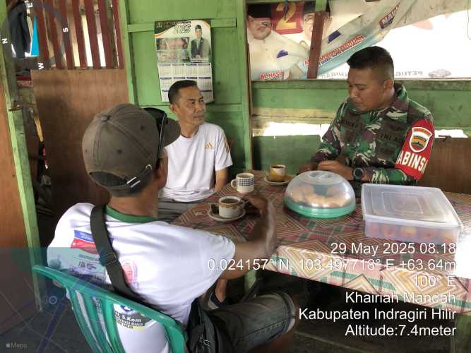 Babinsa Desa Bekawan Tingkatkan Jaring Sosial Melalui Komsos dengan Warga