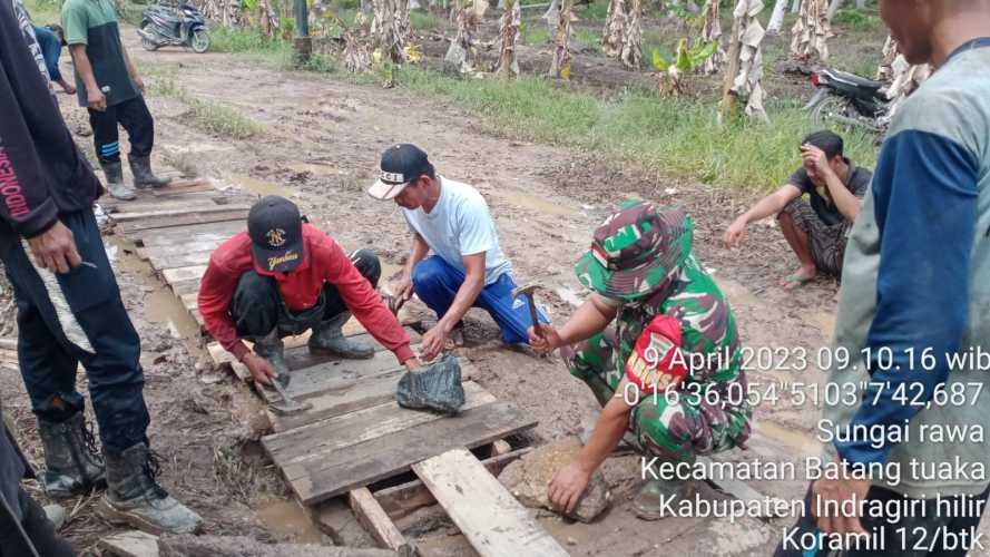 Babinsa Pasang Papan Darurat Perbaiki Jalan Hancur