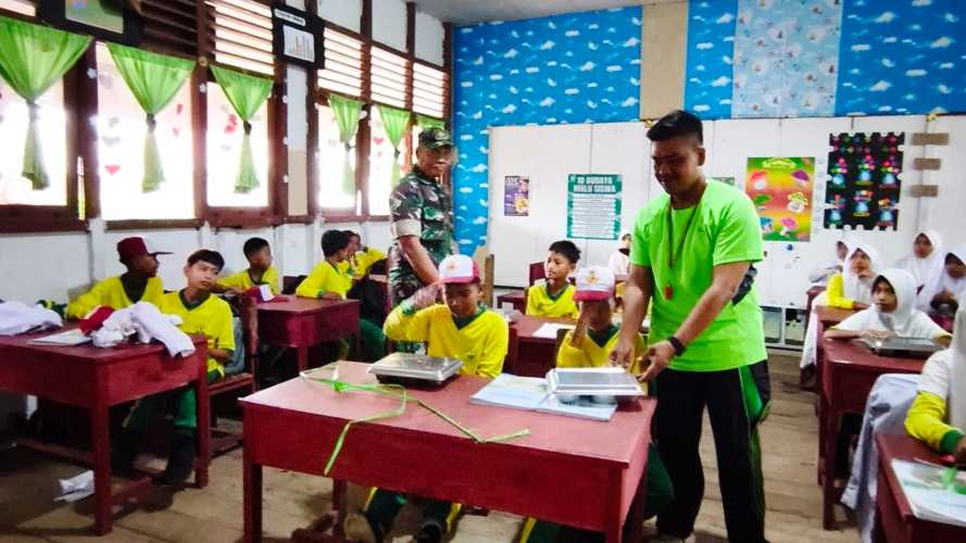 Babinsa Serda Miskal Laksanakan Pengawasan Penyaluran 5.528 Porsi Program Makan Bergizi Gratis di Tembilahan Hulu