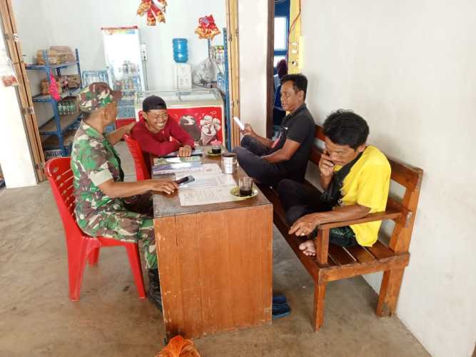 Babinsa Koramil 11/Pulau Burung Pantau Adminduk Desa Antisipasi Urbanisasi