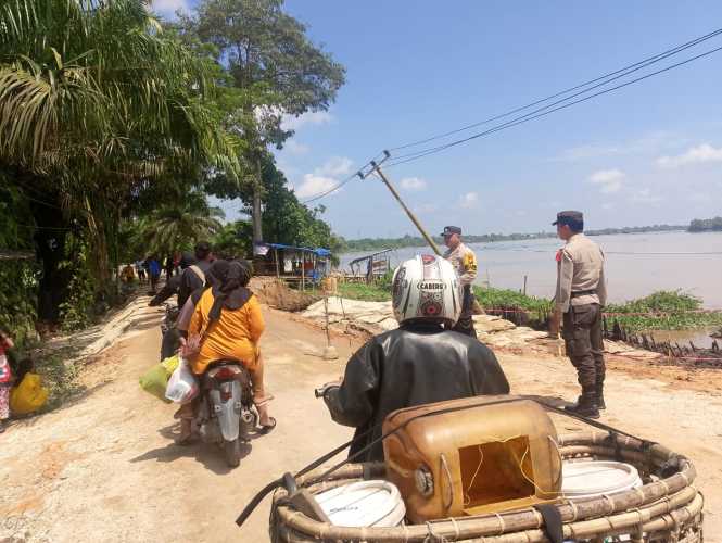 Jalan Longsor di Desa Pekan Tua, Kapolsek Kempas Minta Pengendara R4 Lewat Jalur Simpang Granit.