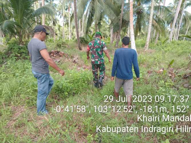 Kopda Sudarwis Memimpin Patroli Karhutlah Menyusuri Wilayah Perkebunan