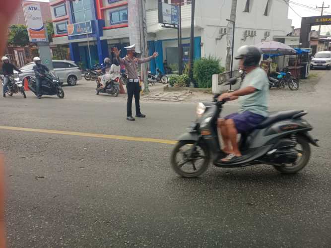 Personil Sat Lantas Polres Batu Bara Laksanakan Pengaturan Lalu Lintas untuk Meningkatkan Keselamatan di Jalan Raya