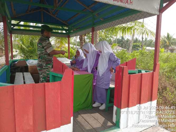 Kopda Sudarwis Berikan Pemahaman Mendasar Bahaya  Narkoba Kepada Siswa siswi sekolah