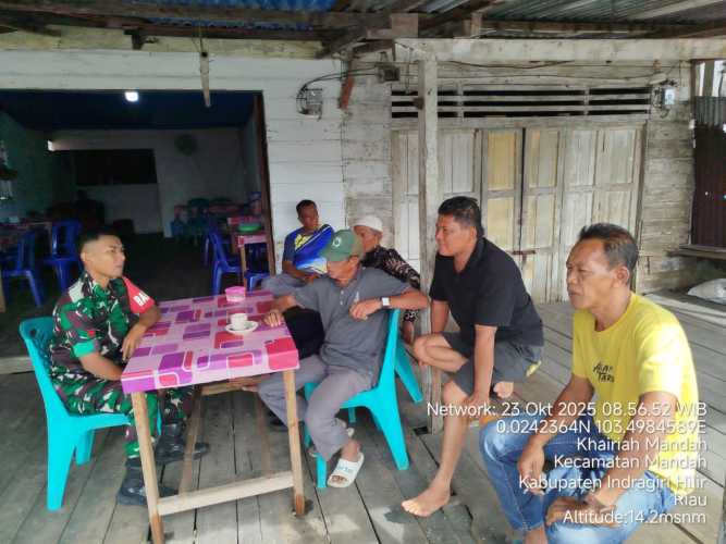 Babinsa Koramil 08/Mandah Laksanakan Pengayoman Sosial Melalui Kegiatan Komunikasi Kependudukan di Desa Binaan