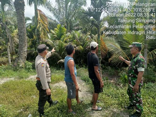 Babinsa Menentukan Titik Lokasi Karhutlah