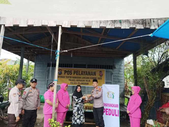 Polsek dan Bhayangkari Ranting Pelangiran Berbagi Takjil di Pasar Lama