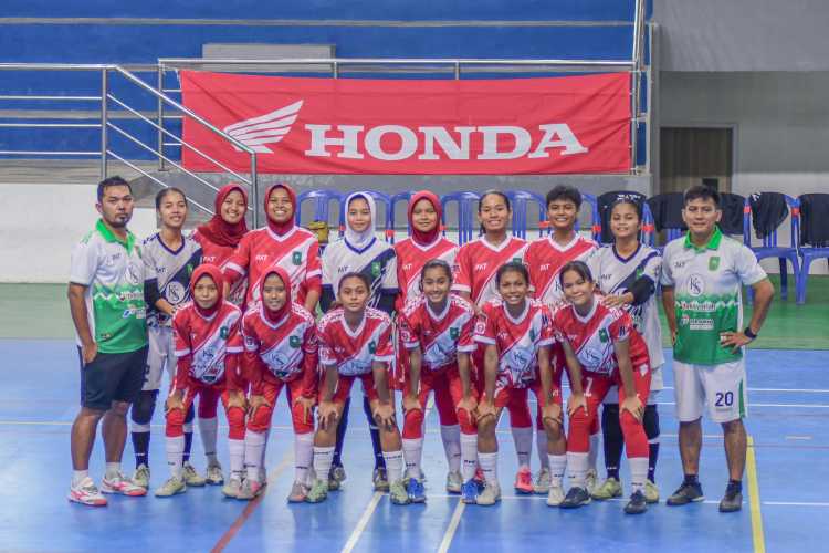 Menggempur Lawan, Tim Futsal Putri Riau Raih Tropi Juara di Bangka Belitung