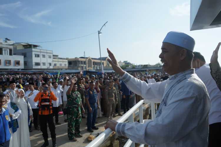 Bupati Inhil Herman Lepas 307 JCH Kloter 7 di Masjid Agung Al-Huda Tembilahan, Suasana Haru Iringi Keberangkatan