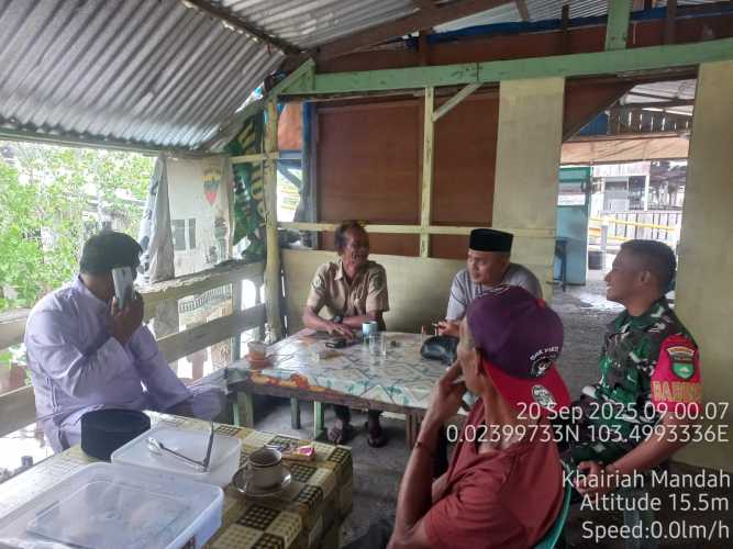 Babinsa Pulau Cawan Pererat Hubungan dengan Warga Lewat Komunikasi Kependudukan