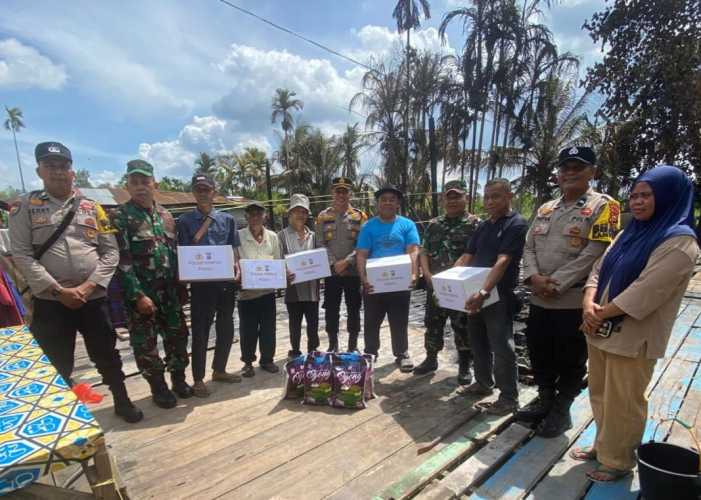 Kapolsek Kempas dan Danramil Salurkan Bantuan Sembako kepada Korban Kebakaran di Desa Sungai Gantang.