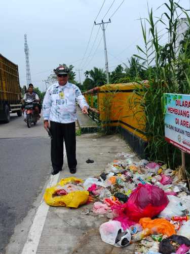 Tumpukan Sampah di Parit Satu Tembilahan Hulu Menganggu Masyarakat Setempat