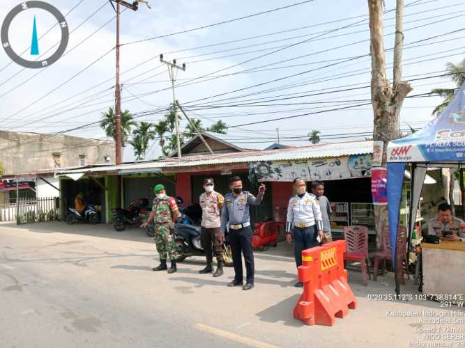 Kopda Niko Membantu Pengalihan Lalu Lintas di Lokasi Bencana Longsor