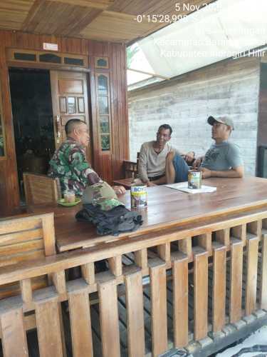 Babinsa Koramil 12/Batang Tuaka Monitoring Progres Koperasi Merah Putih di Desa Sungai Junjangan