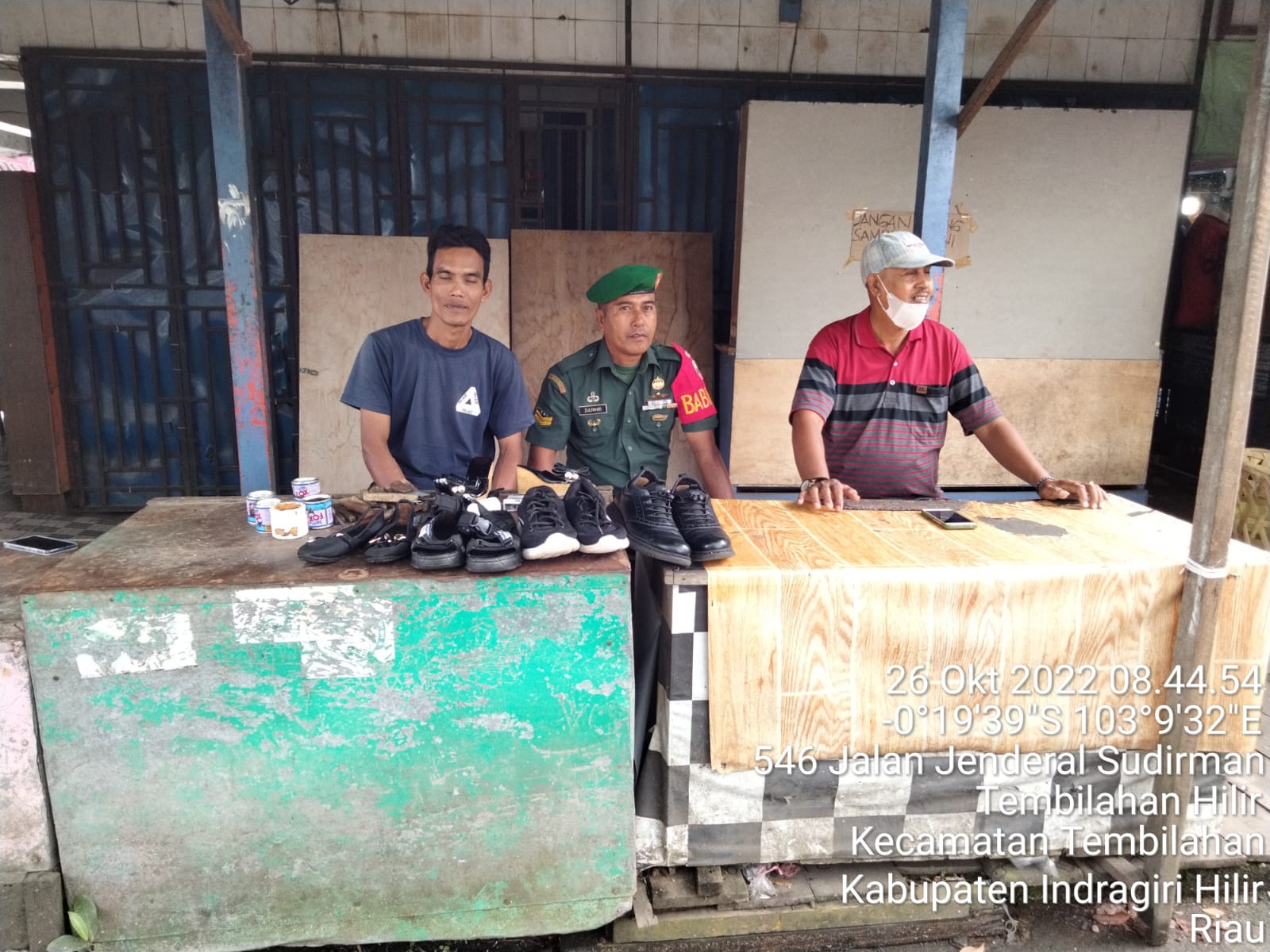 Sertu Zulfahri Babinsa Koramil 01/Tembilahan Berkomunikasi dengan Pedagang Kaki Lima