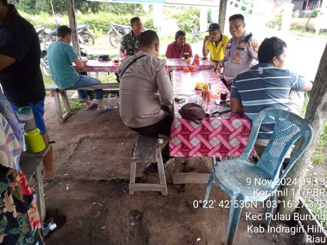 Babinsa Keramat Jaya Bersama Pihak Keamanan Setempat Membentuk Kampung Pilkada Damai