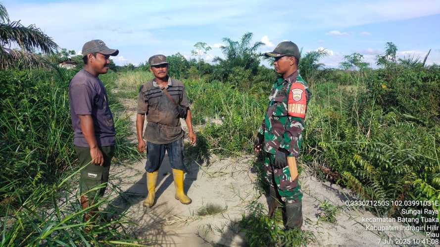 Rutinitas Babinsa dalam menjaga lahan warga cegah Karhutla