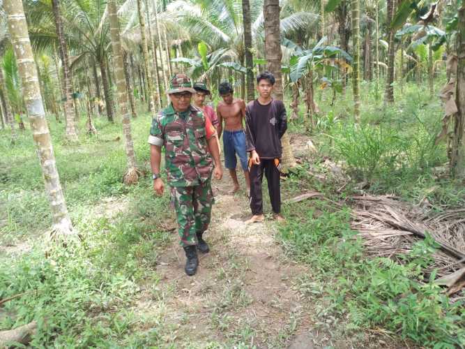Komitmen Menjaga Wilayah Terluar, Babinsa Tembilahan Hilir Gelar Patroli Bersama Masyarakat