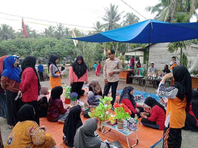 Kemeriahan HUT RI ke-80: Ibu-Ibu Desa Simpang Tiga Daratan Unjuk Kebolehan dalam Lomba Kerajinan Tangan