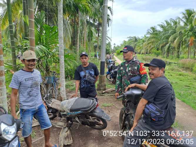 Babinsa Lakukan Patroli Dialogis Ke Wilayah Rawan Karhutlah