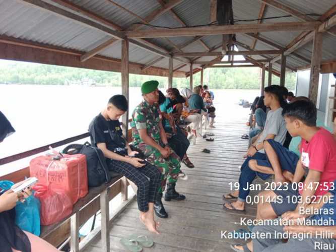 Babinsa Jaga Komunikasi  di Pelabuhan Belaras