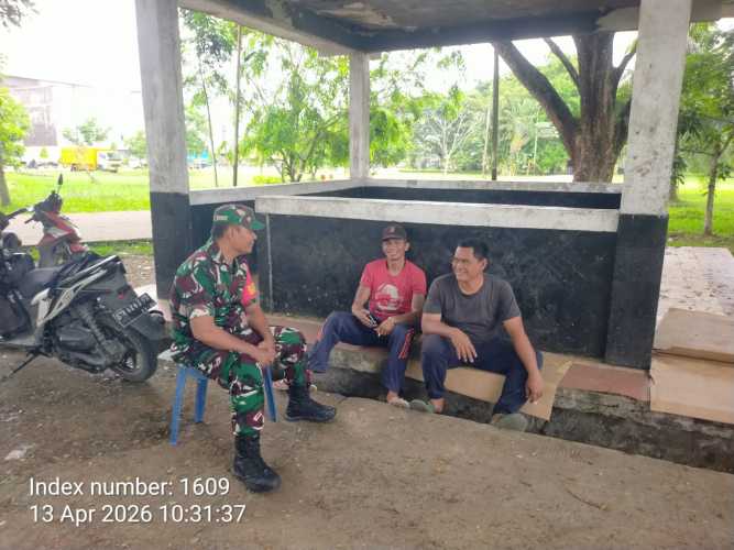 Babinsa Serka Syamsir Gelar Komsos, Ingatkan Warga Jaga Keamanan dan Kebersihan