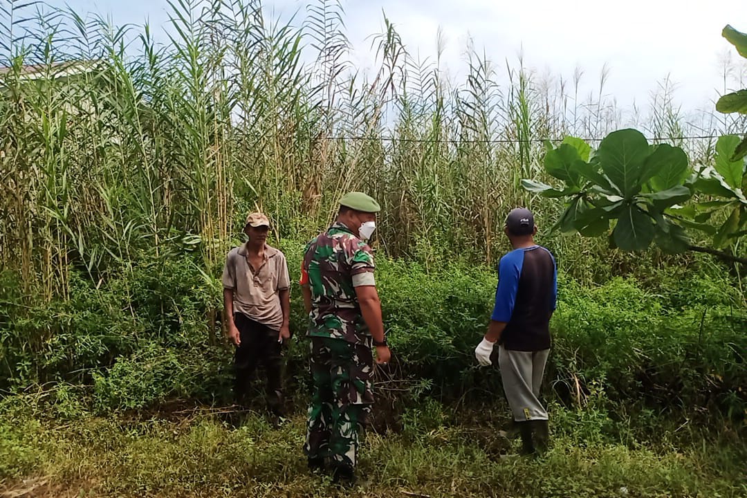 Sertu  Anton Babinsa Koramil 01/Tembilahan Memantau Pergerakan Titik Api