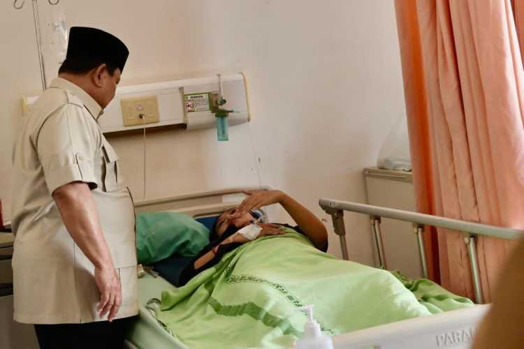 Presiden Prabowo Jenguk Korban Tabrakan KA di RSUD Bekasi