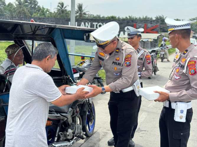 Satlantas Polres Batu Bara Bagikan Nasi Kotak Kepada ODGJ, Pekerja Jalanan, dan Tukang Becak